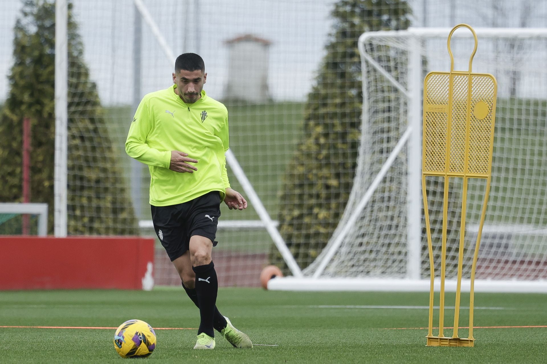 El Sporting de Gijón vuelve a entrenar tras el empate ante el Eibar