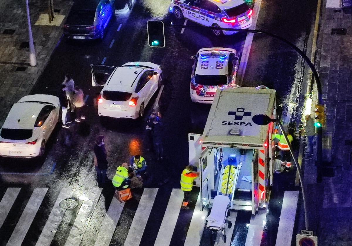 Los sanitarios atienden al herido.