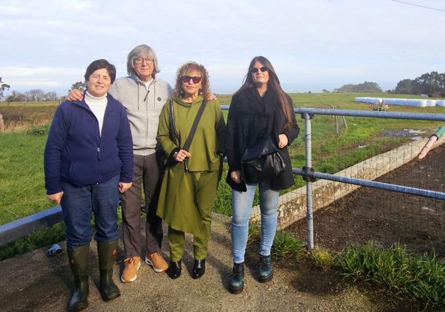 La ganadera Margarita Fernández, Ignacio Arias, Flore Talavera y Marina Arias en una finca en Ballota, en Cudillero.