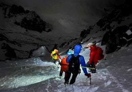 Efectivos asturianos, durante el rescate de los montañeros que se quedaron enriscados.