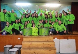 Los integrantes de Folixa Pa Toos ultiman sus ensayos en el antiguo cine de Roces. Ataviados con sus sudaderas verdes, este año ya avisan de que vienen «guerrilleros».