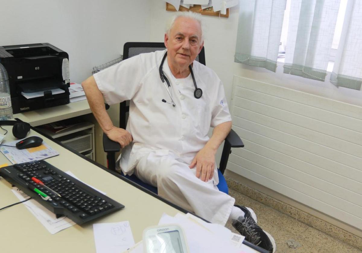 El doctor Manuel Barrial, ayer, de guardia en el centro de salud de Sotrondio.