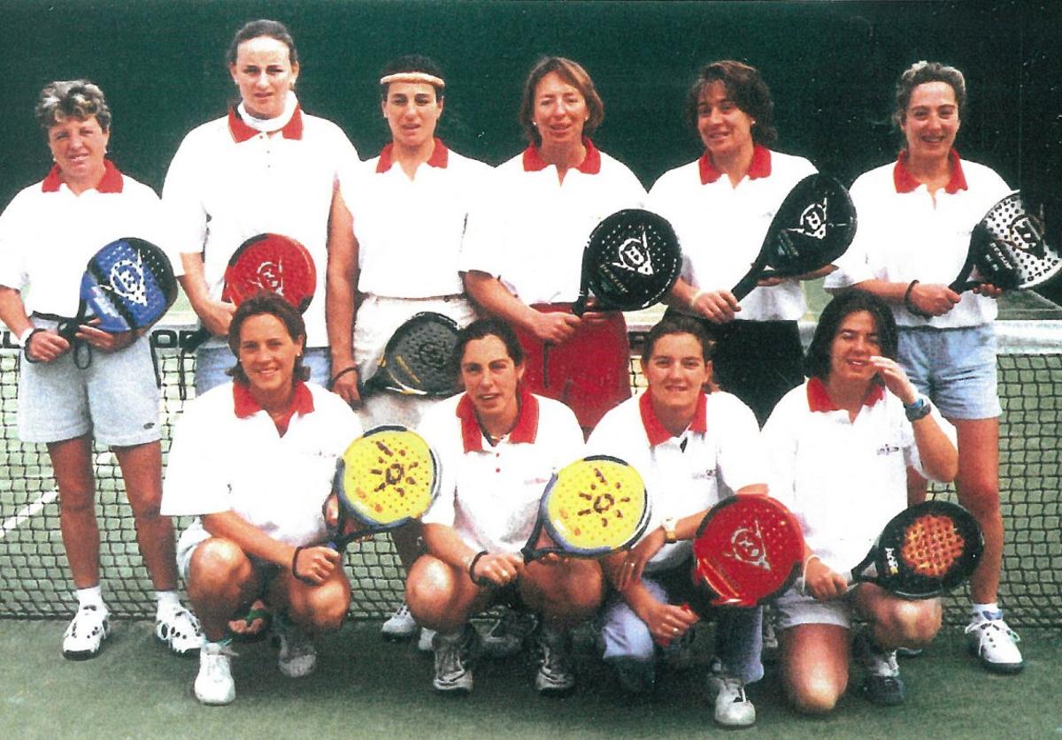 Uno de los primeros equipos femeninos de pádel del Grupo formado por Deli Fernández, Paula Gumiel, Cristina Hevia, Mariluz Rodríguez, Beatriz Herrero, Amparo García, Cristina Argüeso, María Pardo, Bárbara Mingotes y Eva Hernández.