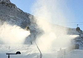 La telecabina de Pajares, al fondo, en la jornada de este domingo.