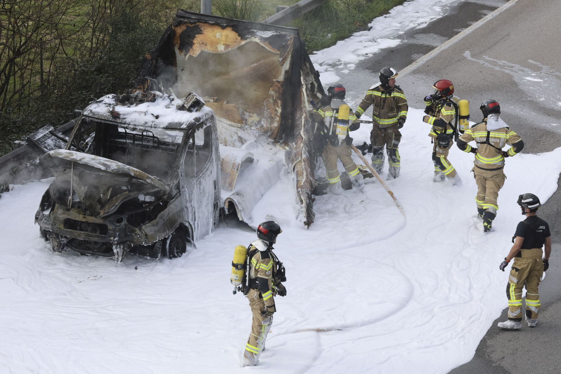 Arde un camión en la autovía del Cantábrico, en Gijón