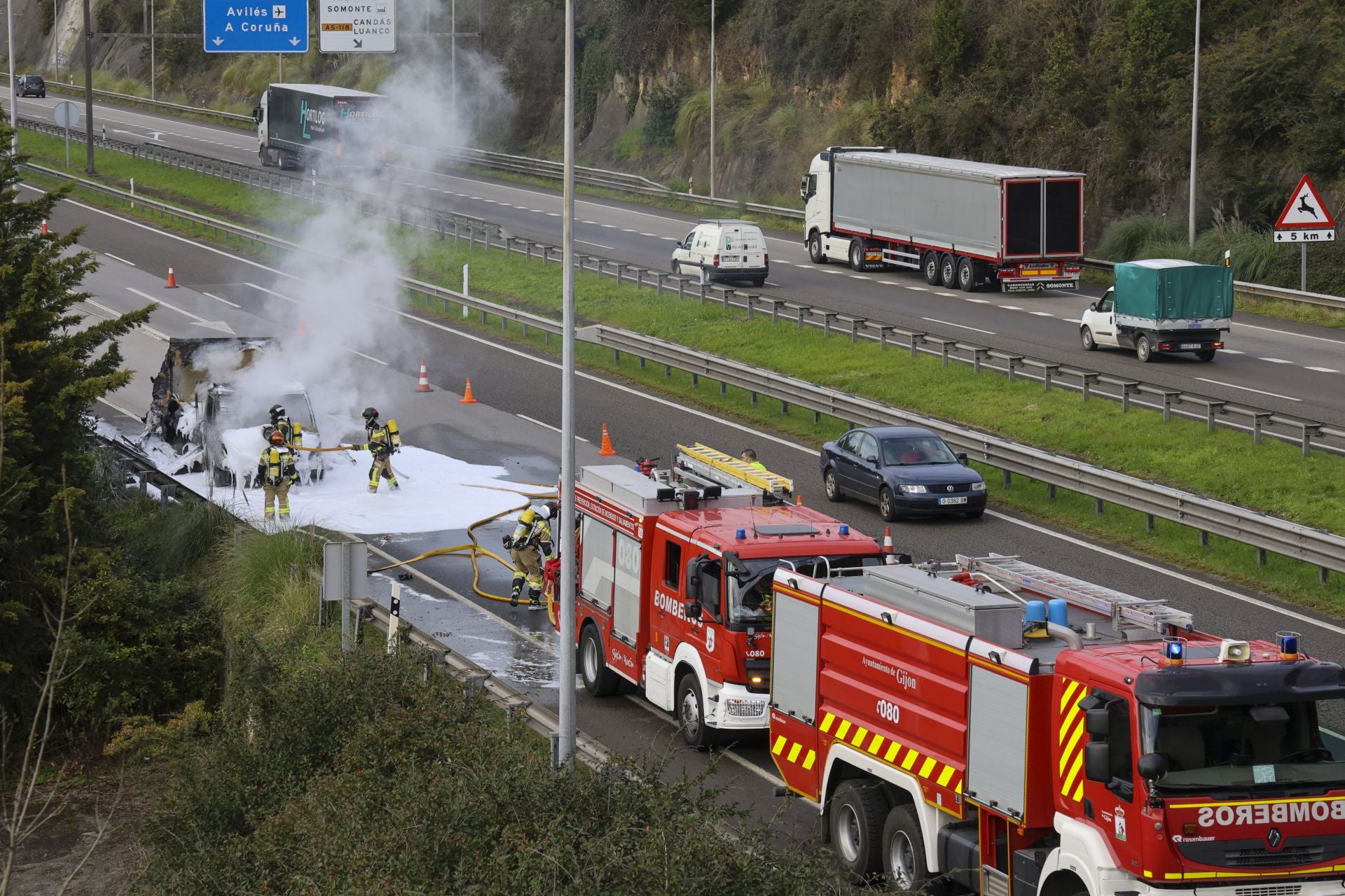 Arde un camión en la autovía del Cantábrico, en Gijón