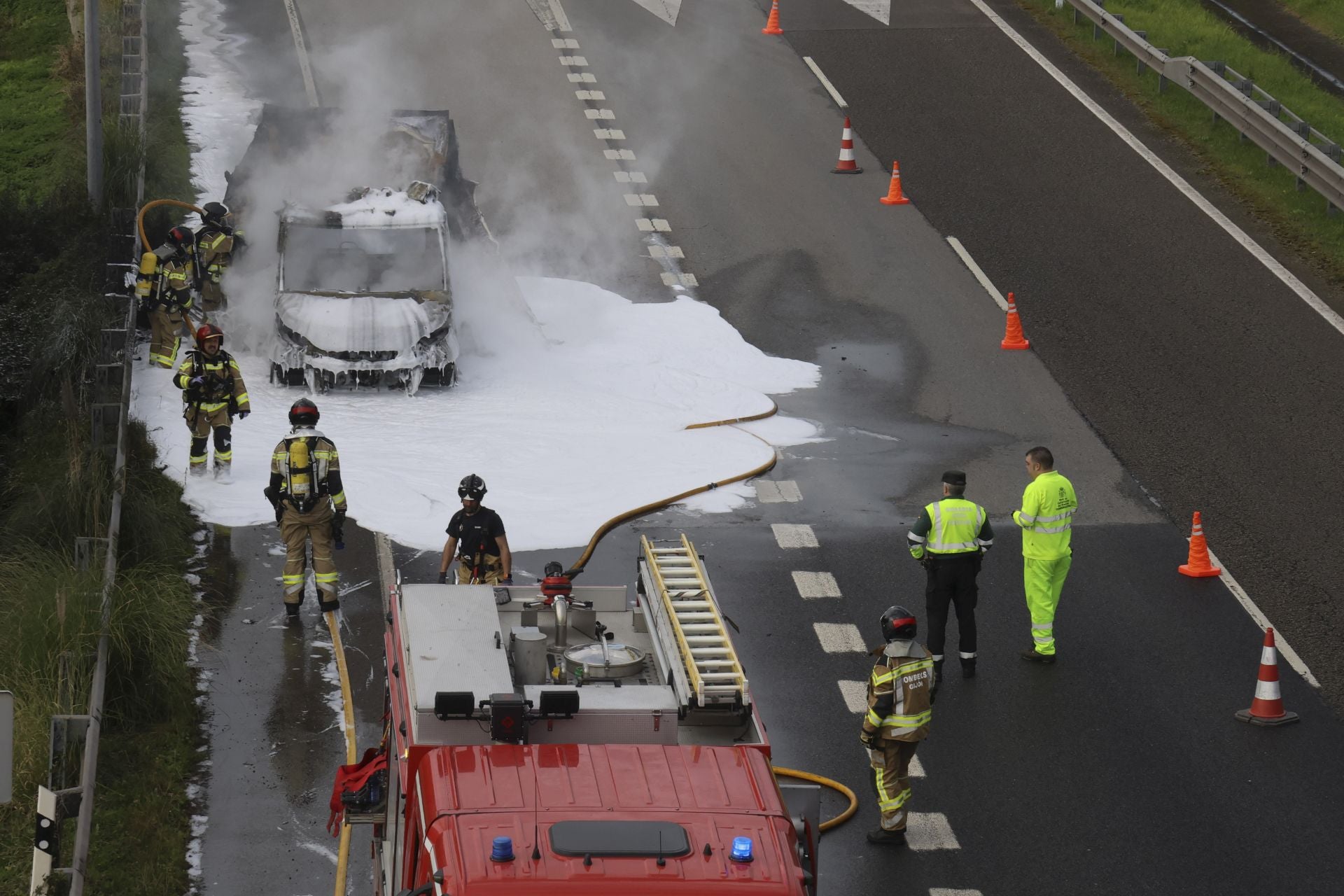 Arde un camión en la autovía del Cantábrico, en Gijón