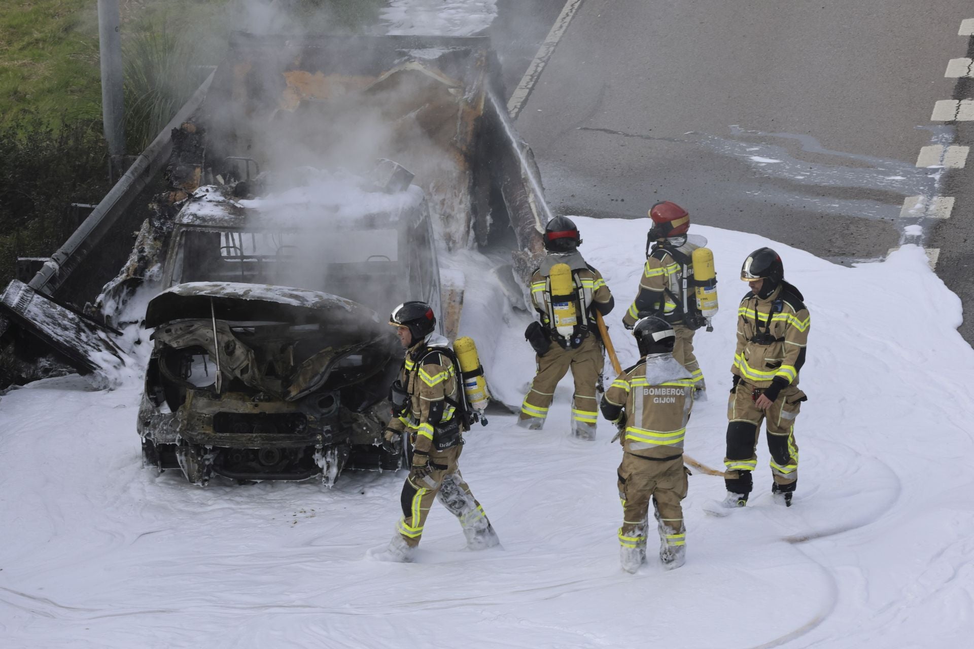 Arde un camión en la autovía del Cantábrico, en Gijón