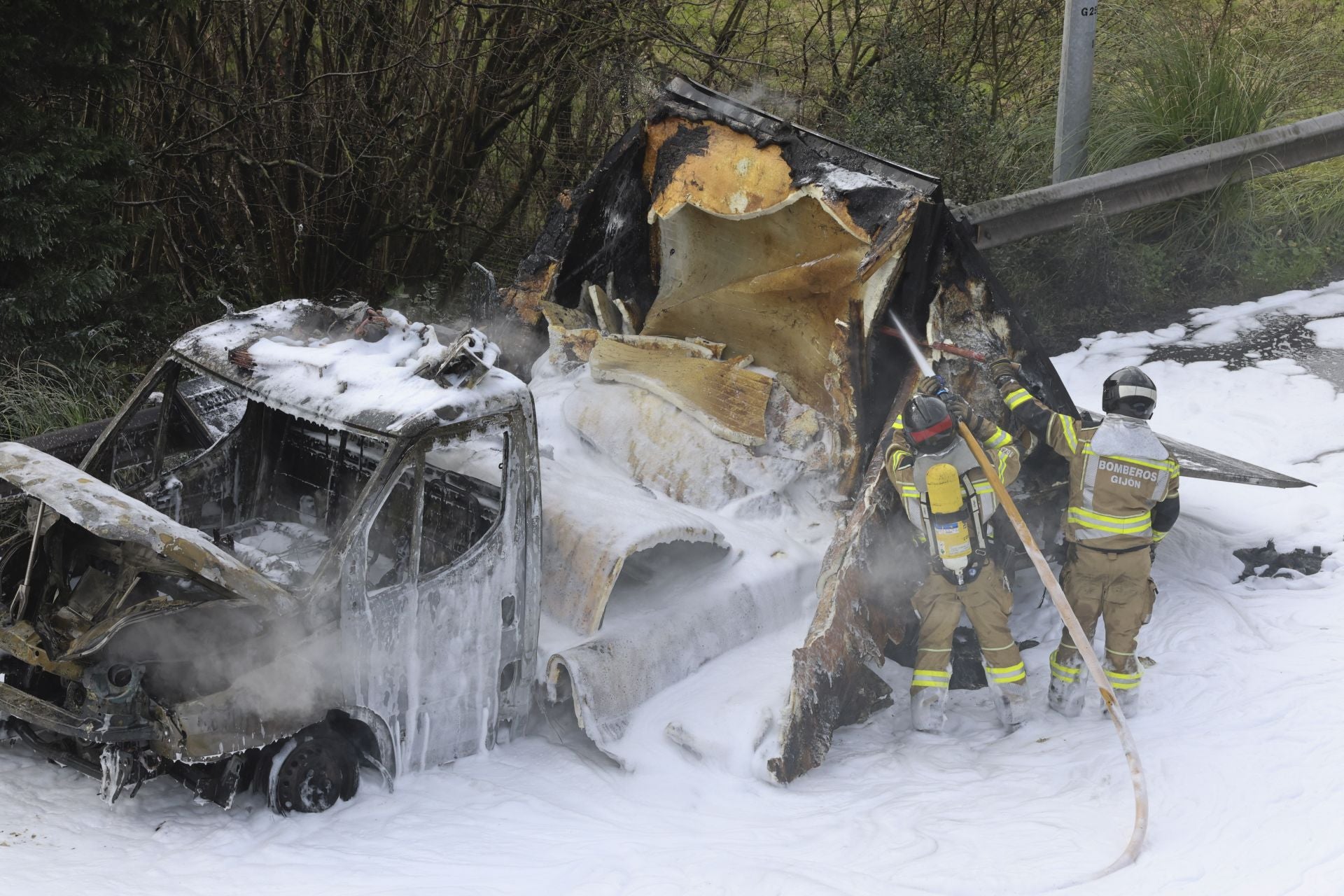 Arde un camión en la autovía del Cantábrico, en Gijón