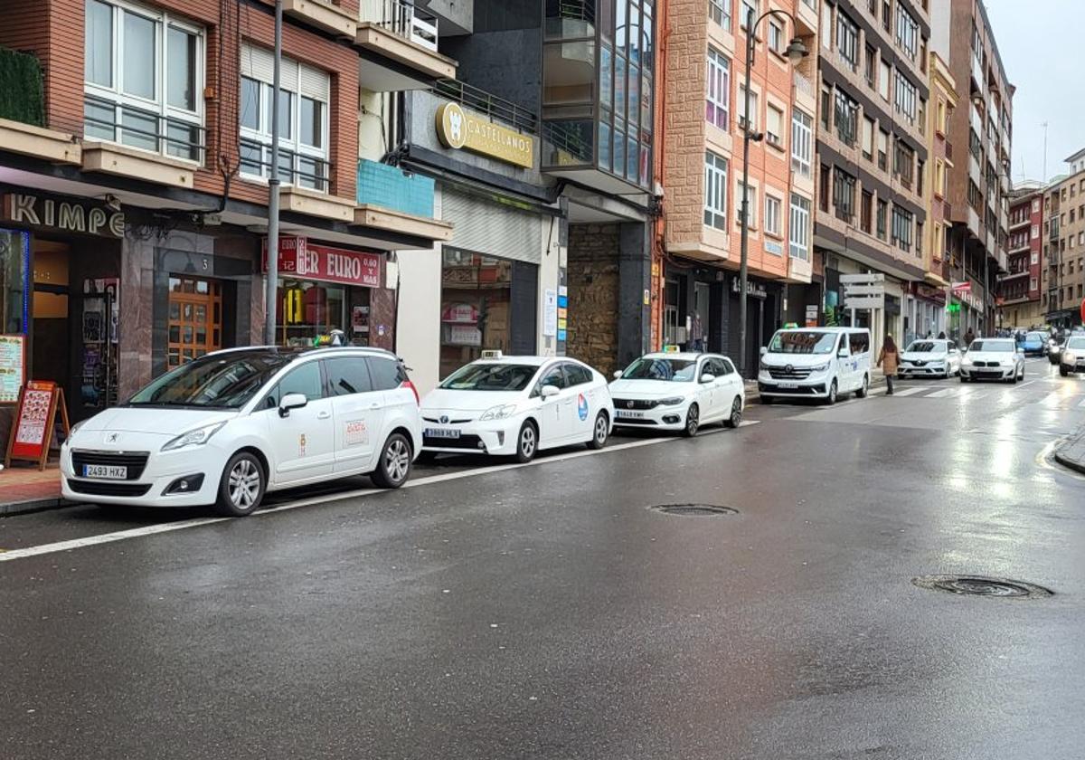 Varios taxis aparcados ayer en la parada de Doctor Graíño, una de las existentes en Avilés.