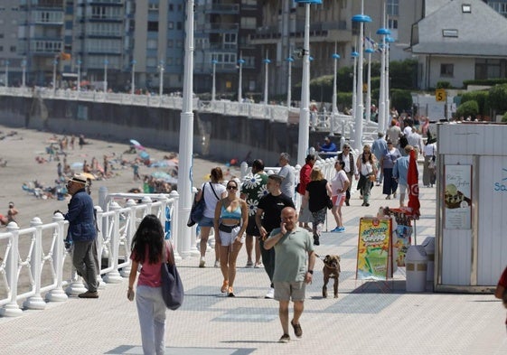 La playa de Salinas es la que más visitantes atrae en Castrillón en verano.
