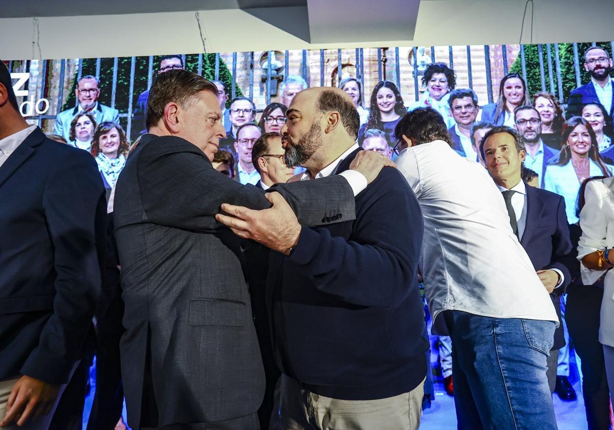 Alfredo Canteli, alcalde de Oviedo, y Agustín Iglesias Caunedo, actual presidente del PP en la capital de Asturias, durante la última campaña electoral.