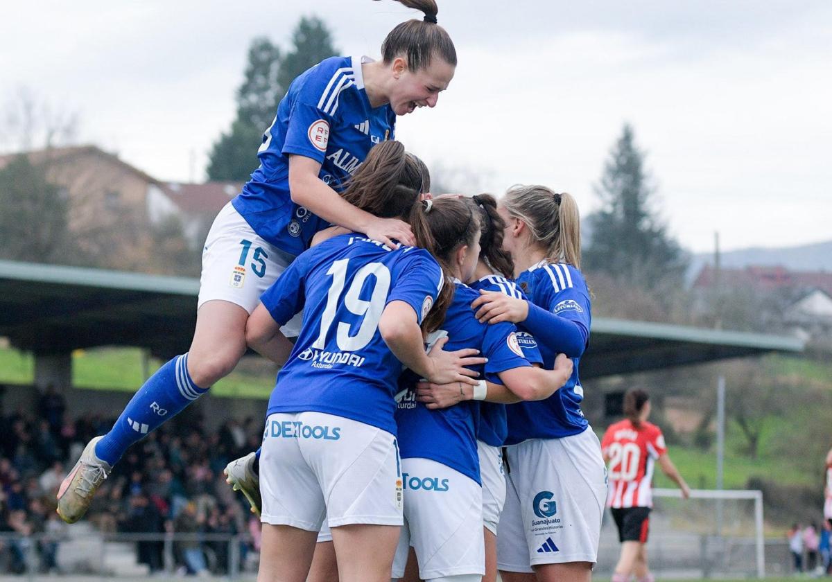 Las jugadoras del Real Oviedo celebran con emoción el único tanto del partido ante el Athletic B.