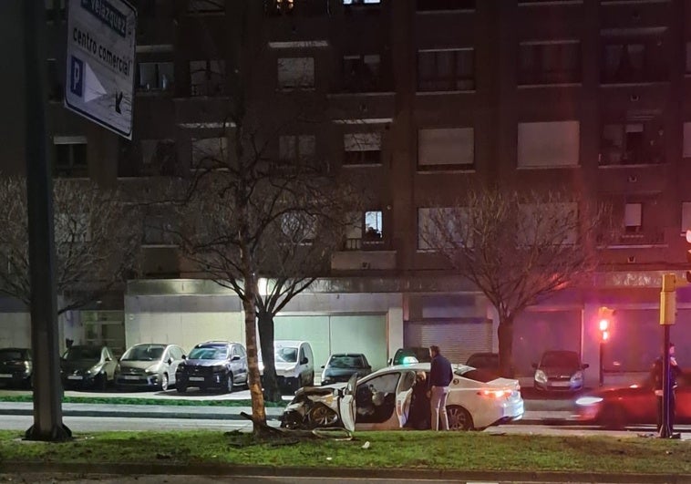 Estado en el que quedó el taxi que sufrió un accidente en Gijón.