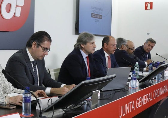 El presidente de Duro Felguera, Eduardo Espinosa; el ex CEO de la compañía, Jaime Argüelles; y el vicepresidente de la firma, Jaime Isita, en la junta de accionistas celebrada en junio de 2024.