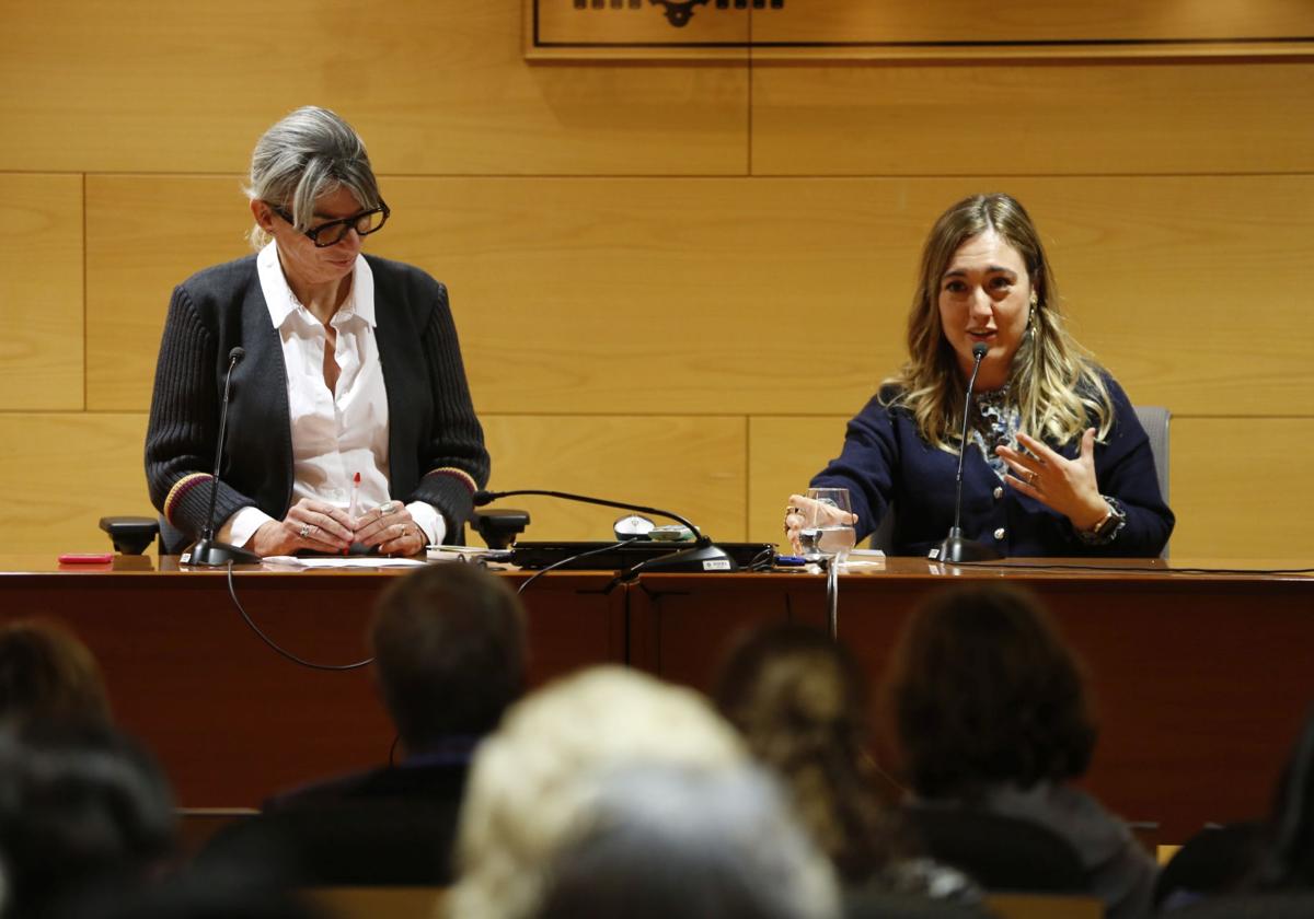 Mercedes de Soignie y Carmen Ordiz, durante la presentación del libro en el Aula de Cultura de LA VOZ DE AVILÉS.