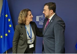 La vicepresidenta de la Comisión Europea para la Transición Limpia, Justa y Competitiva, Teresa Ribera, saluda al presidente del Principado, Adrián Barbón, en Estrasburgo.