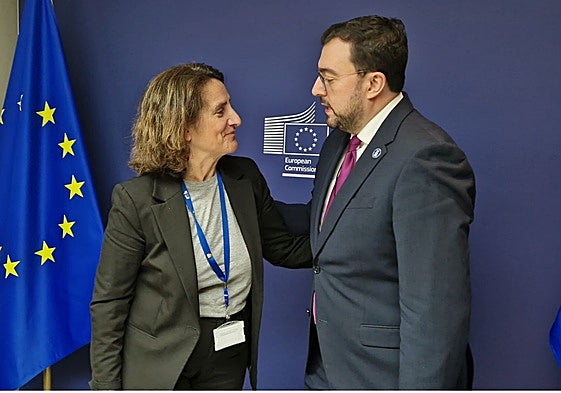 La vicepresidenta de la Comisión Europea para la Transición Limpia, Justa y Competitiva, Teresa Ribera, saluda al presidente del Principado, Adrián Barbón, en Estrasburgo.