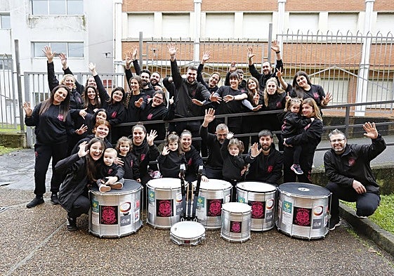 Miembros de la nueva charanga, Akelarre, posan en el patio del colegio Severo Ochoa, donde ensayan para el Antroxu de Gijón.