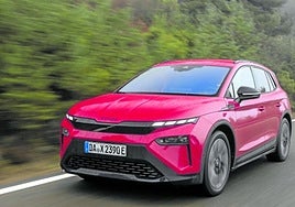 El Elroq cuenta con el asistente de aparcamiento en remoto desde el móvil.