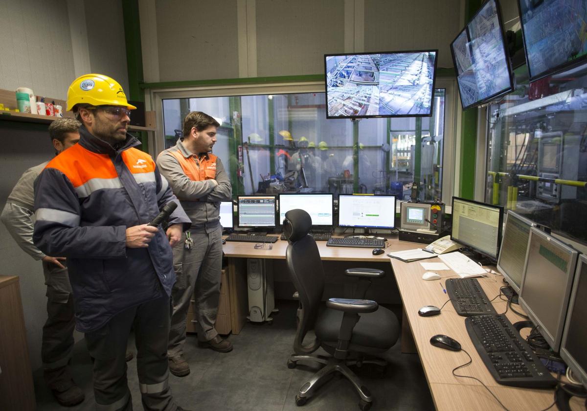 Trabajadores en el centro de control del tren de carril.