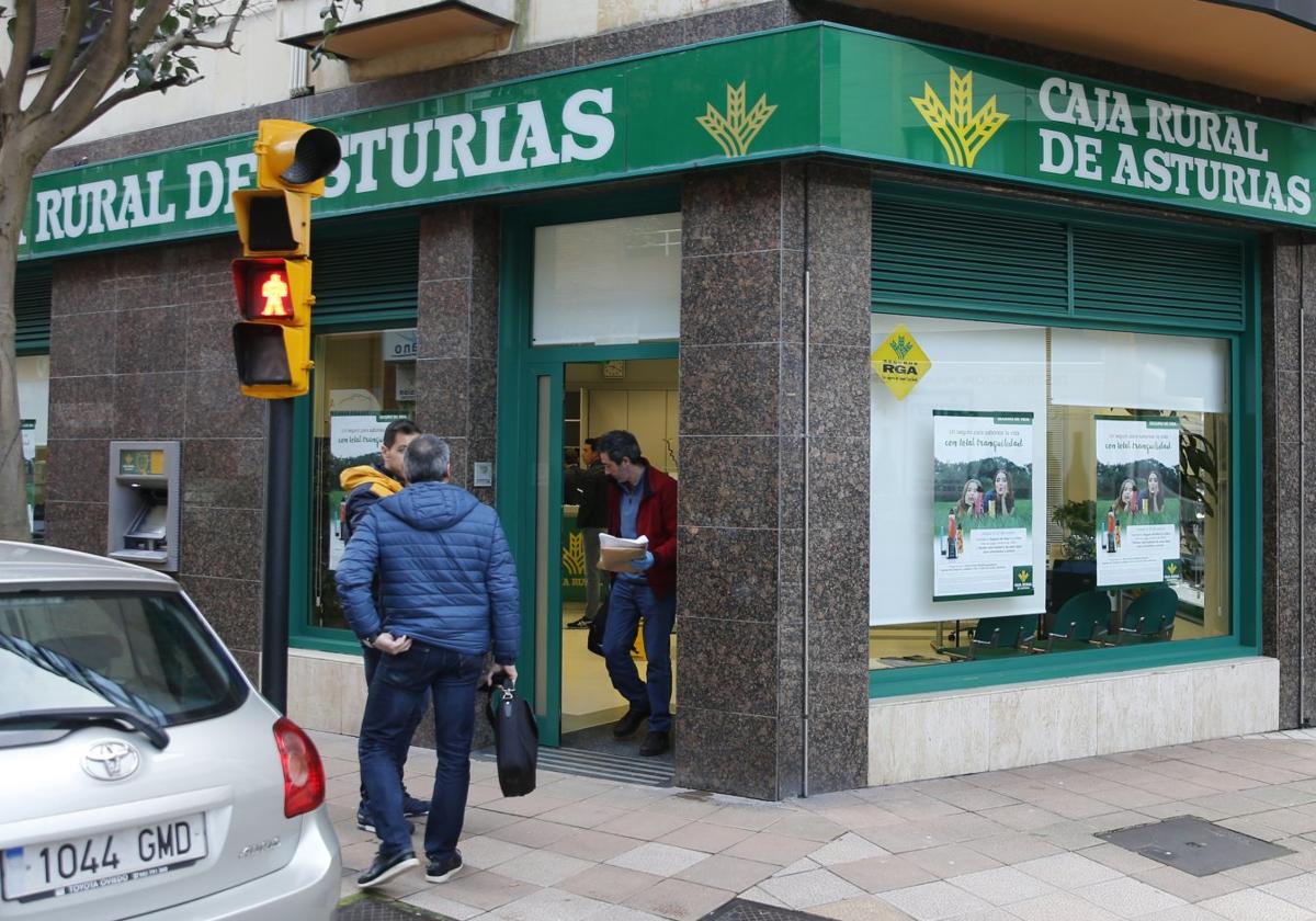 La Policía Nacional en la sucursal bancaria asaltada en la avenida Portugal de Gijón.