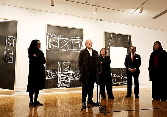Vanessa Gutiérrez, Miquel Molins, Montse Corominas, Pablo Junceda y Mar Arza, delante de los impresionantes grabados de Tàpies.