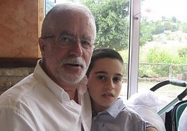 Jerónimo Blanco, con su nieto hace unos años. La foto que envió a Barbón.