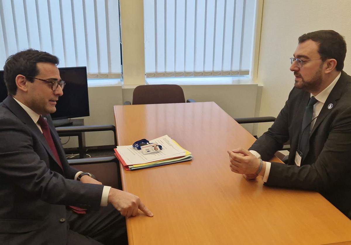 El vicepresidente de la Comisión, Stéphane Séjourné, durante su reunión con el presidente del Principado, Adrián Barbón.