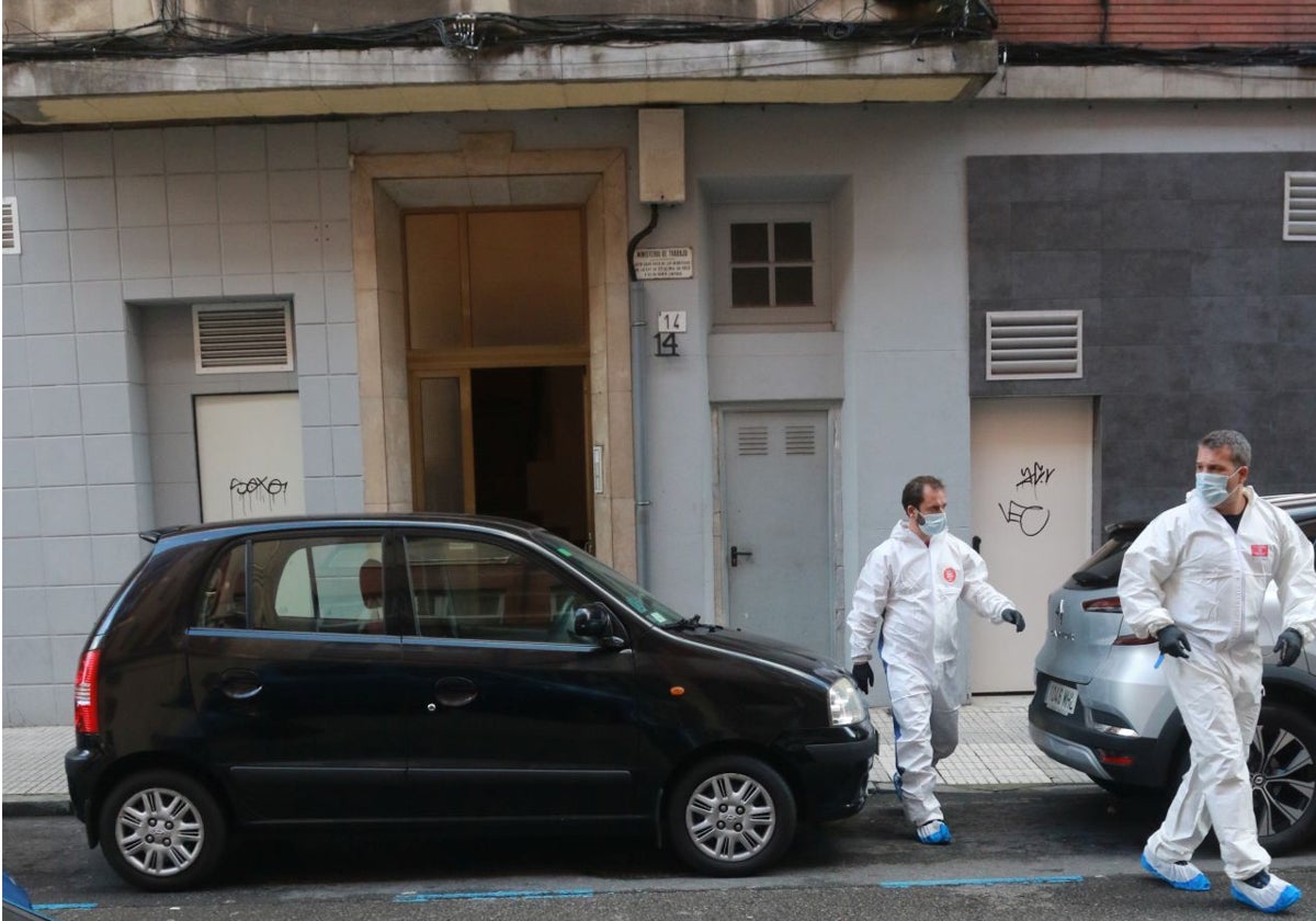 La Policía Científica sale de la vivienda de la calle Luanco en la que se produjo el crimen.