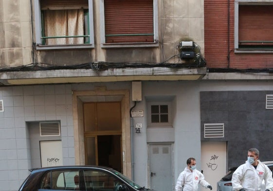 La Policía Científica sale de la vivienda de la calle Luanco en la que se produjo el crimen.