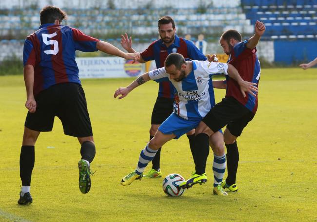 Omar, durante el 'play out' frente al Eldense con la camiesta del Real Avilés.