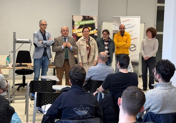 El concejal de Educación y Empleo, Juan Carlos Guerrero; Pedro Ortea, consejero delegado de Tresa; María Pérez, secretaria de Femetal, y los representantes de los sindicatos CCOO, UGT y de FADE.