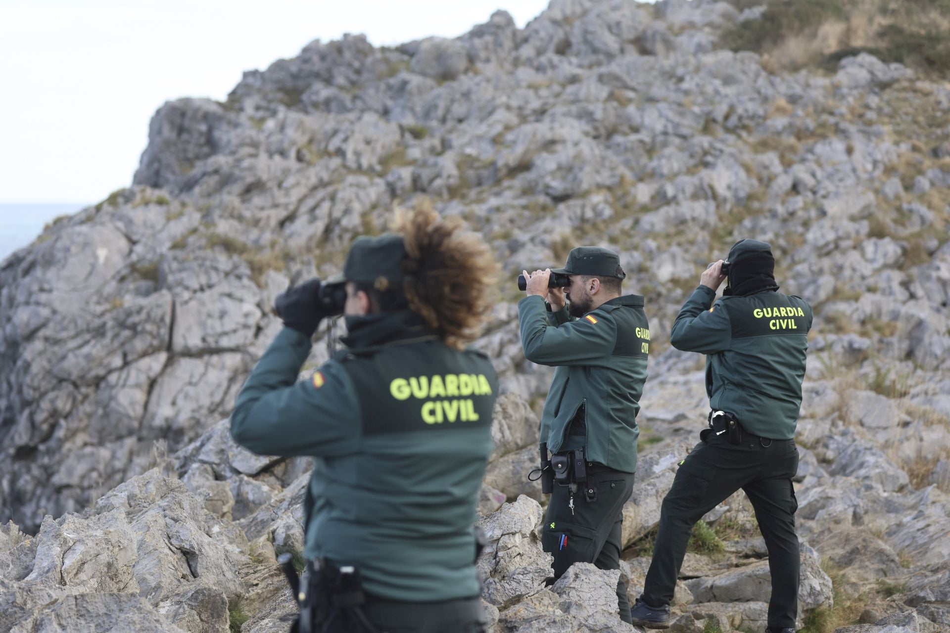 Imágenes de la búsqueda del cántabro desaparecido en el entorno de la playa de Gulpiyuri