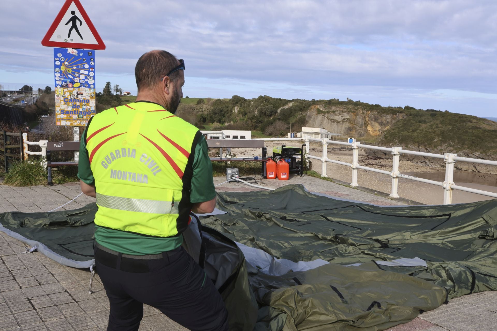 Imágenes de la búsqueda del cántabro desaparecido en el entorno de la playa de Gulpiyuri