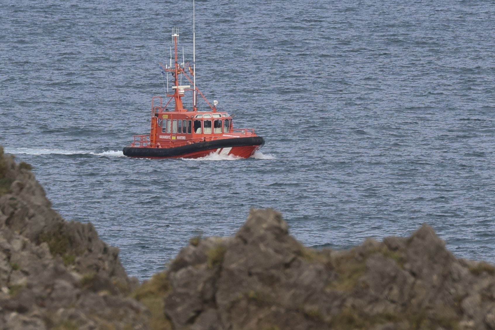 Imágenes de la búsqueda del cántabro desaparecido en el entorno de la playa de Gulpiyuri