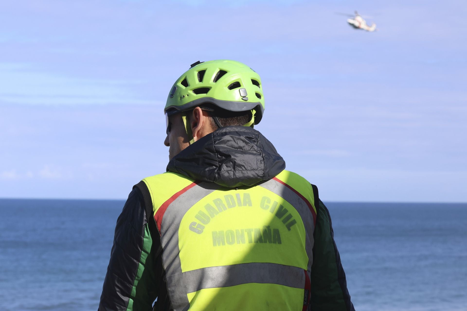 Imágenes de la búsqueda del cántabro desaparecido en el entorno de la playa de Gulpiyuri