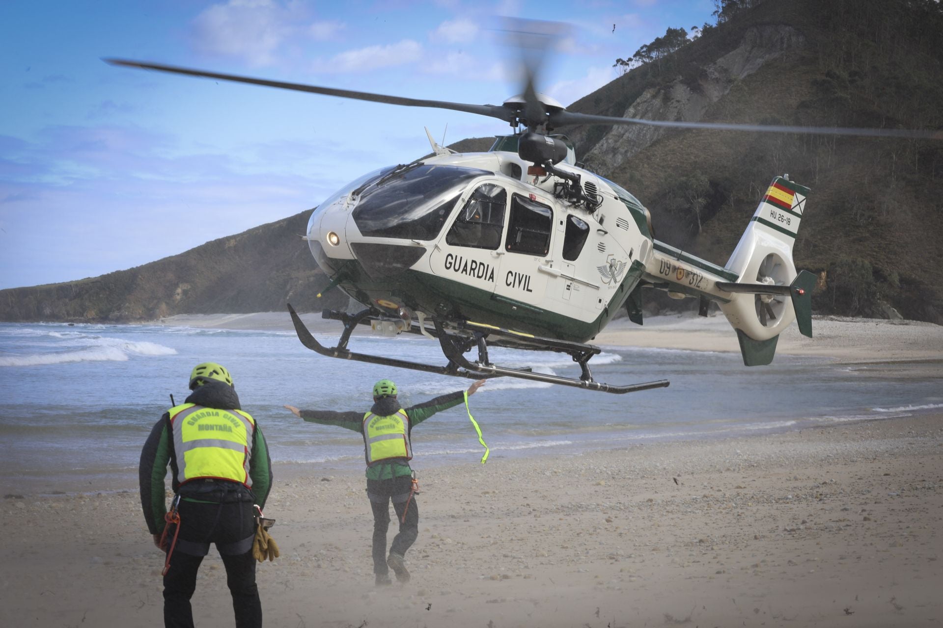 Imágenes de la búsqueda del cántabro desaparecido en el entorno de la playa de Gulpiyuri