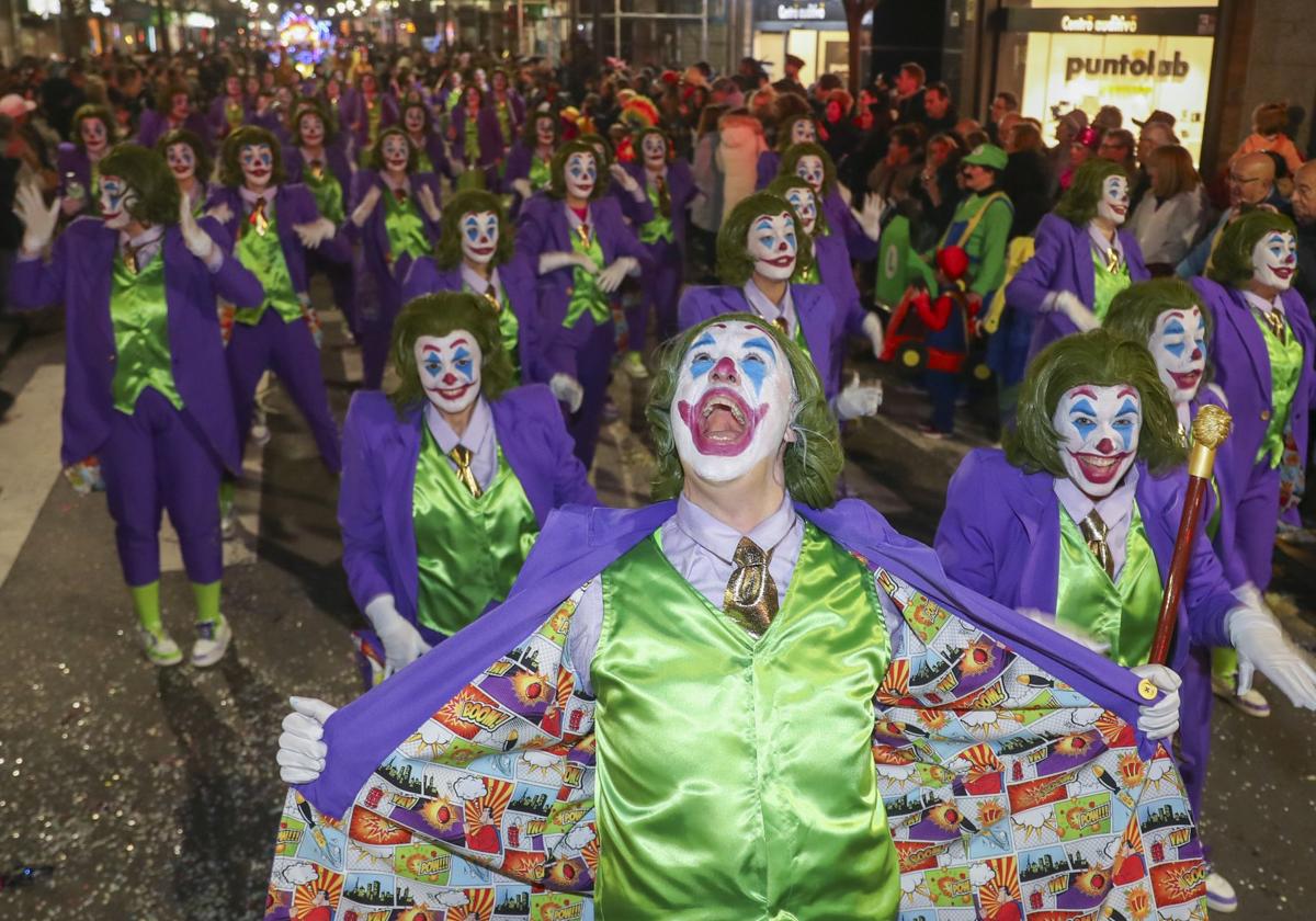 Una charanga en el desfile del Carnaval de Gijón del año pasado.