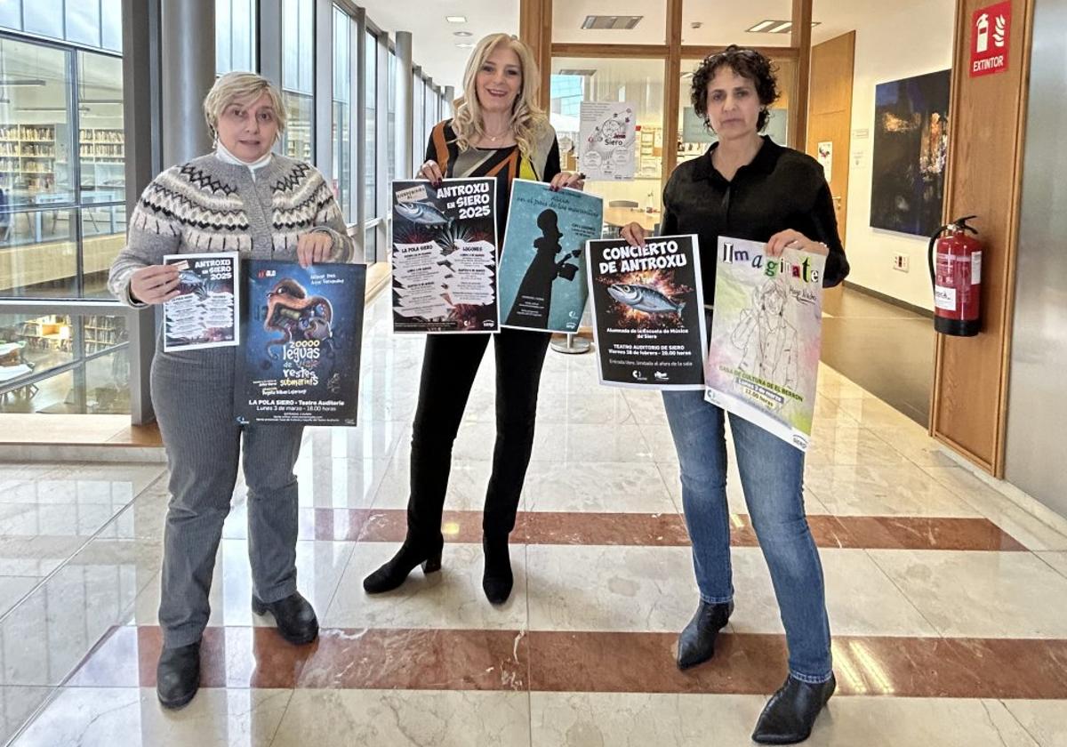 La directora de la Fundación Municipal de Cultura de Siero, Isabel González; la edil de Cultura, Aurora Cienfuegos; y Mercedes Rodríguez, técnica municipal, presentaron la programación del Antroxu de Siero.