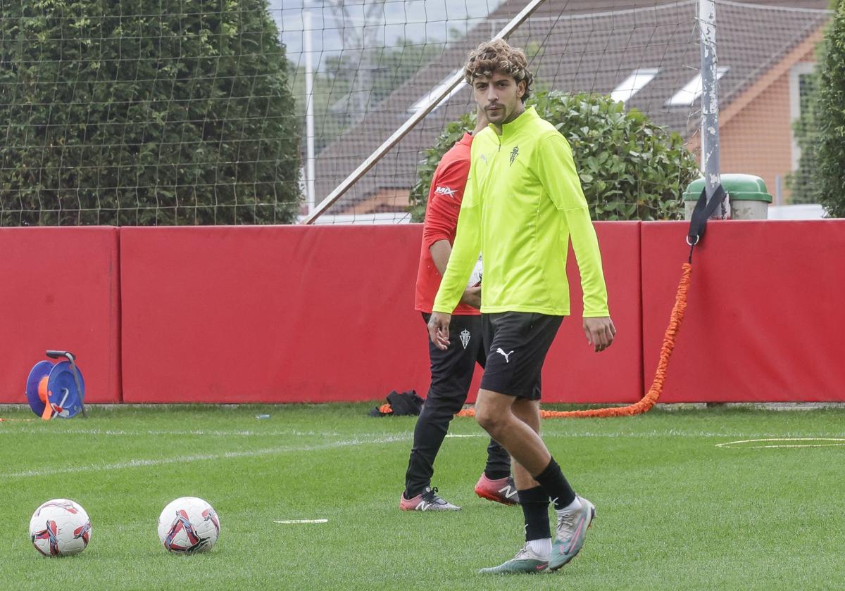 César Gelabert, en un entrenamiento con el Sporting de Gijón.