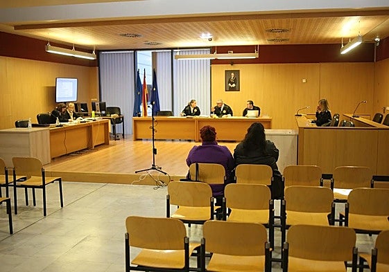 Las acusadas (la fiscalía solo presenta cargos contra una de ellas) en la Audiencia Provincial, en Gijón.