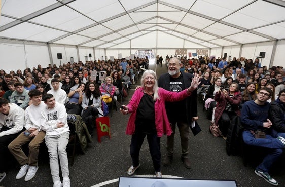 Mary Beard en un acto en el instituto Jovellanos de Gijón junto a más de 500 estudiantes