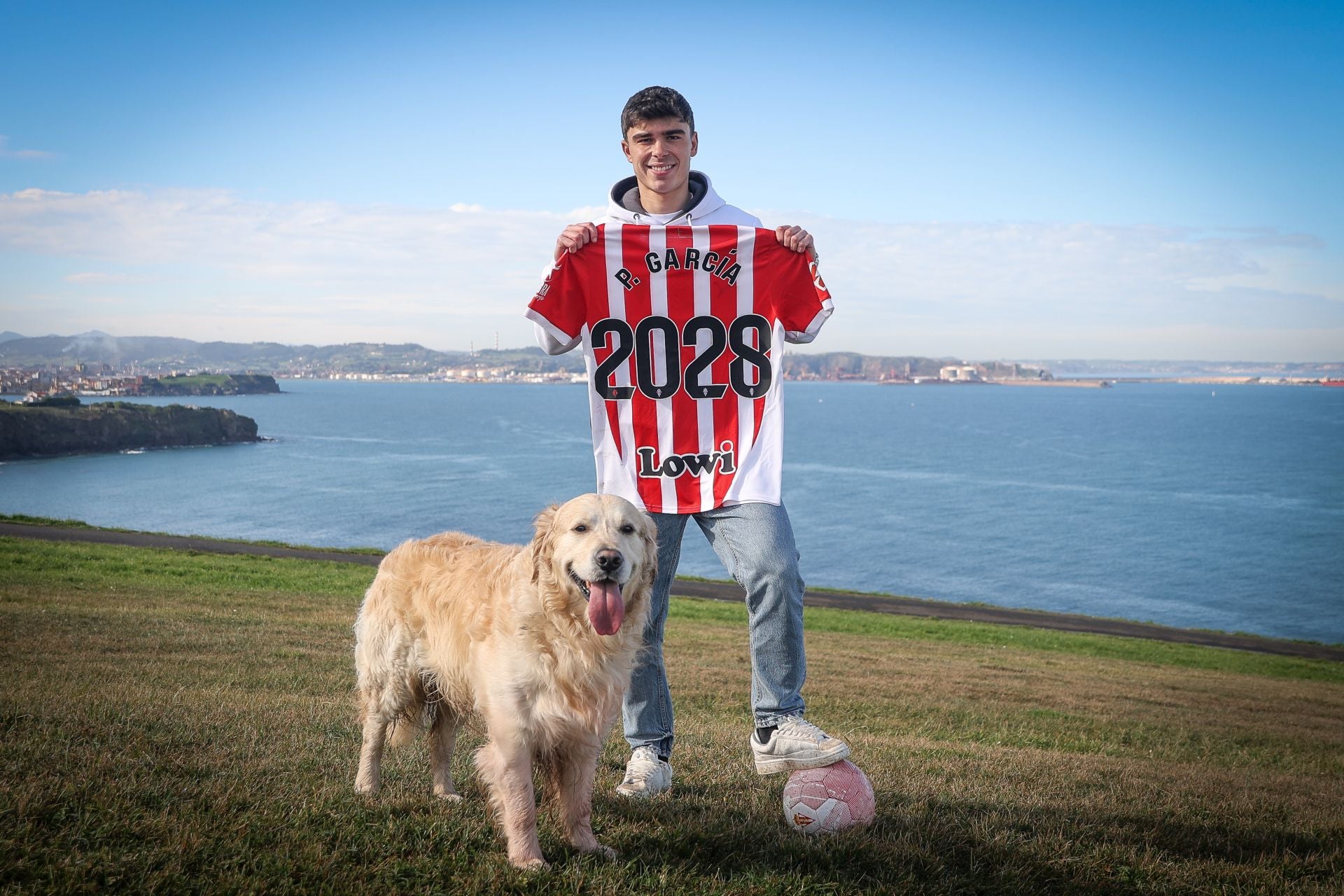 Pablo García posa con su perro tras la renovación.