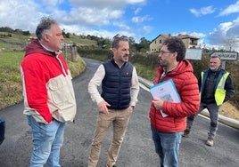 El edil Alejandro Villa y el alcalde de Siero, Ángel García, conversan con un técnico municipal en Orviz.