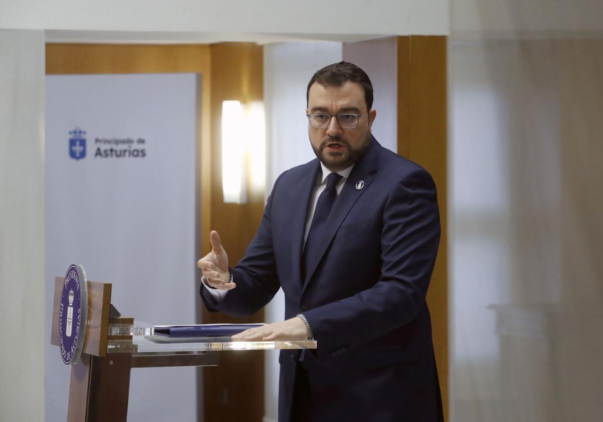 Adrián Barbón durante su comparecencia tras su viaje a Estrasburgo.