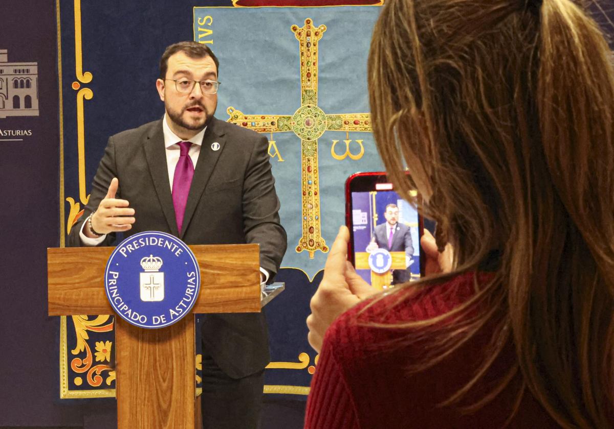 El presidente del Principado de Asturias, Adrián Barbón, durante una comparecencia.