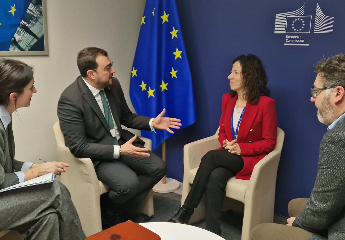 La directora general de Asuntos Europeos, Raquel García; el presidente del Principado, Adrián Barbón; la vicepresidenta de Derechos y Capacidades Sociales, Empleos de Calidad y Preparación de la Comisión Europea, Roxana Mînzatu, y el eurodiputado asturiano, Jonás Fernández, en Estrasburgo.