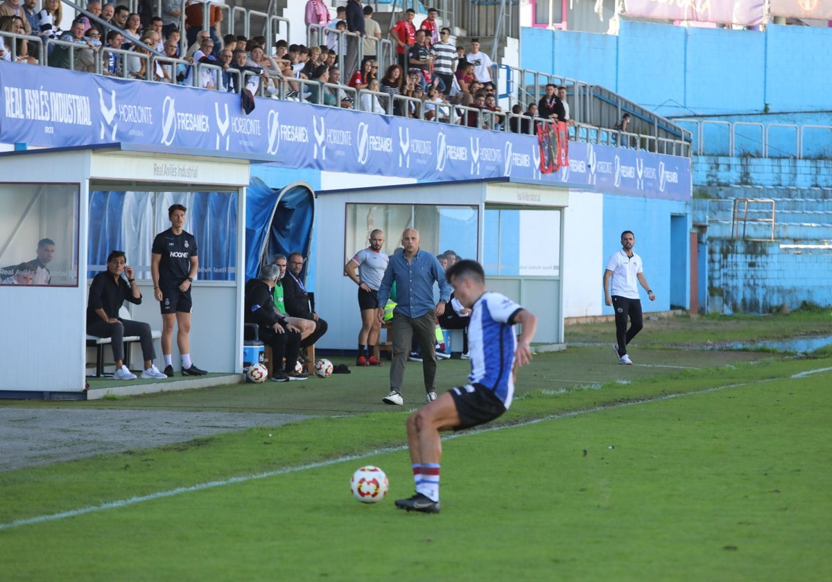 Partido entre el Real Avilés y el Laredo en el Suárez Puerta.