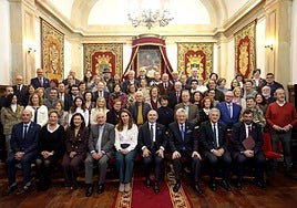 La Universidad de Oviedo entrega sus insignias con un homenaje a su primera vicerrectora, Marita Aragón, fallecida en 2020.